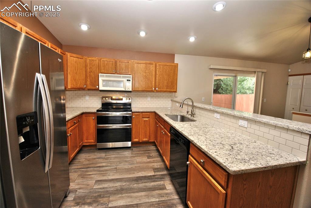 Image 8 of 32: Kitchen