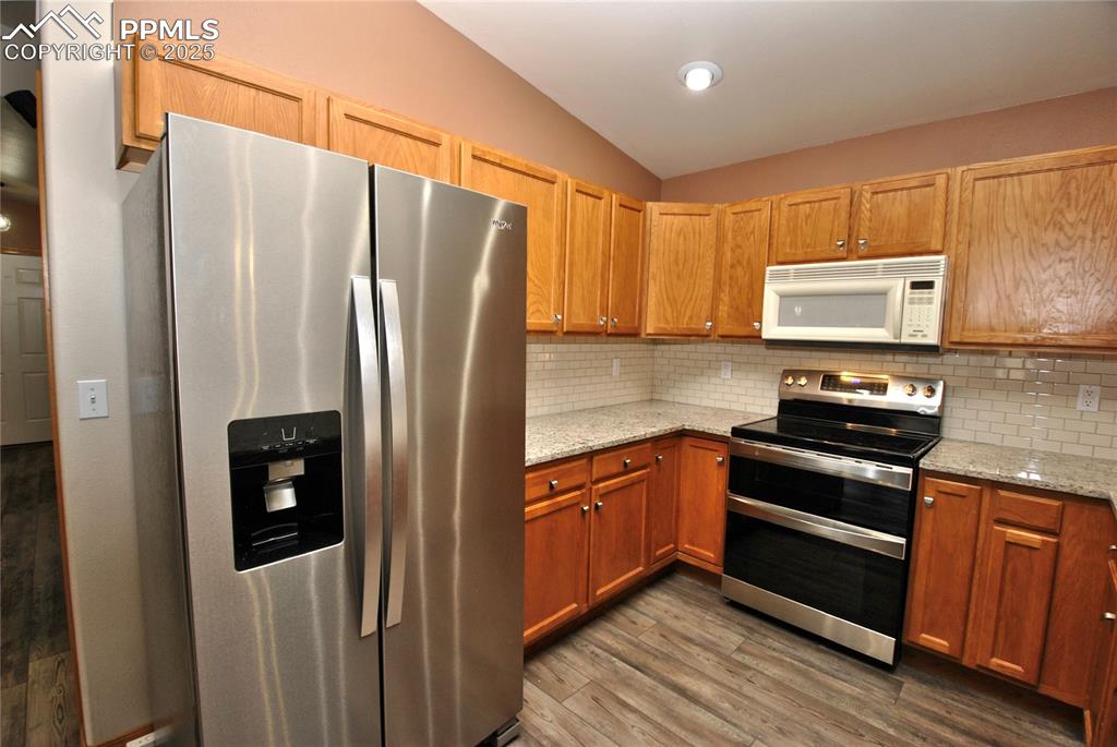 Image 9 of 32: Kitchen
