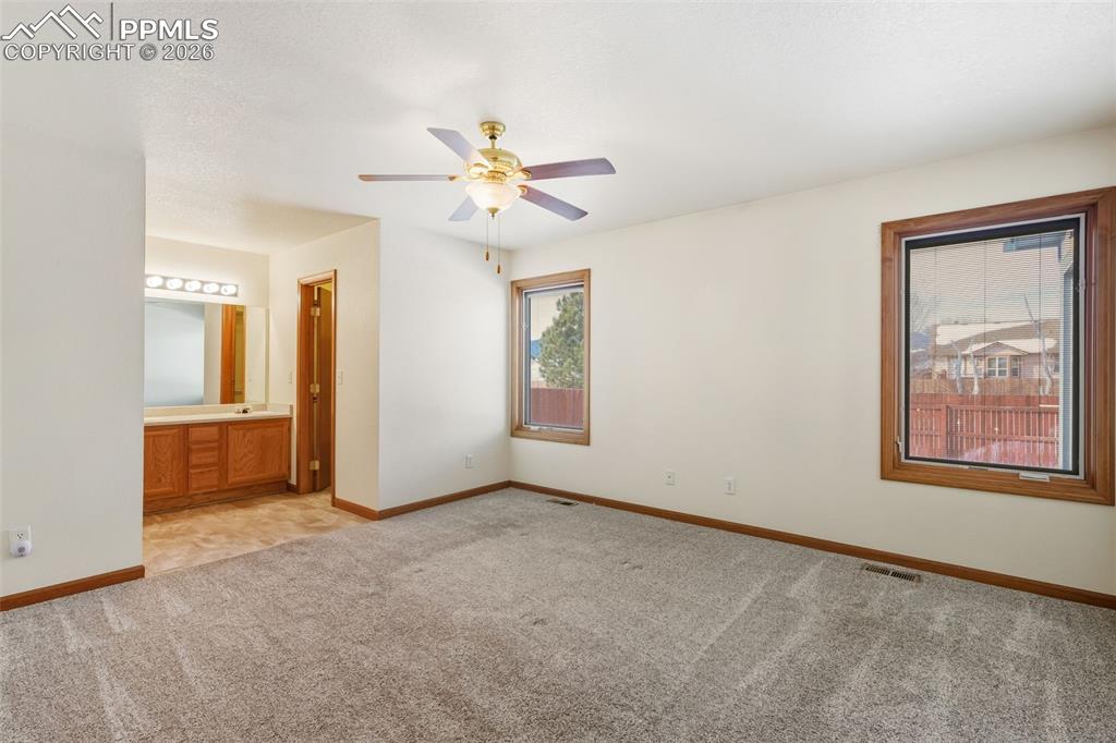 Image 14 of 27: Bedroom