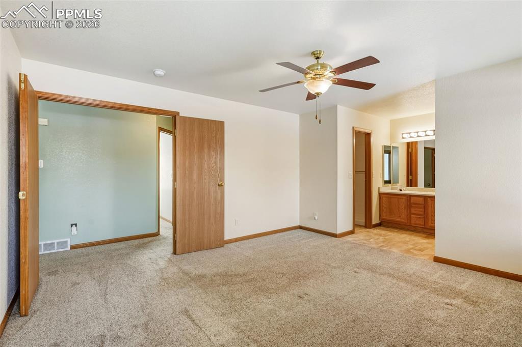 Image 15 of 27: Bedroom