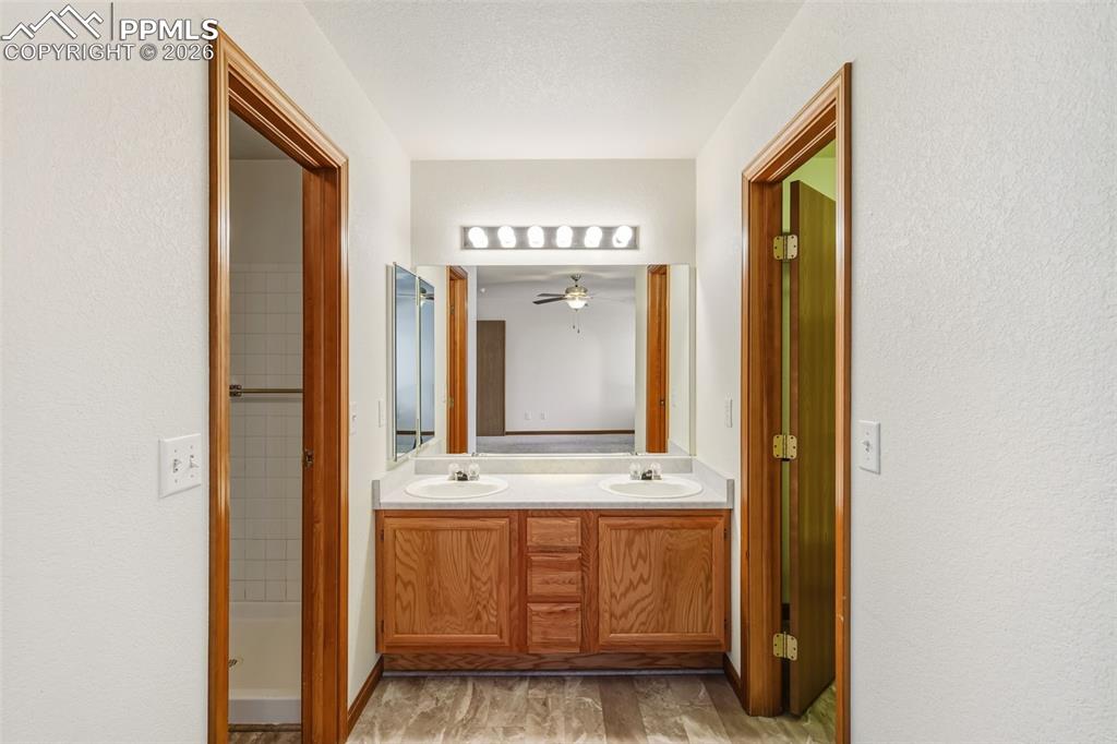 Image 16 of 27: Bathroom