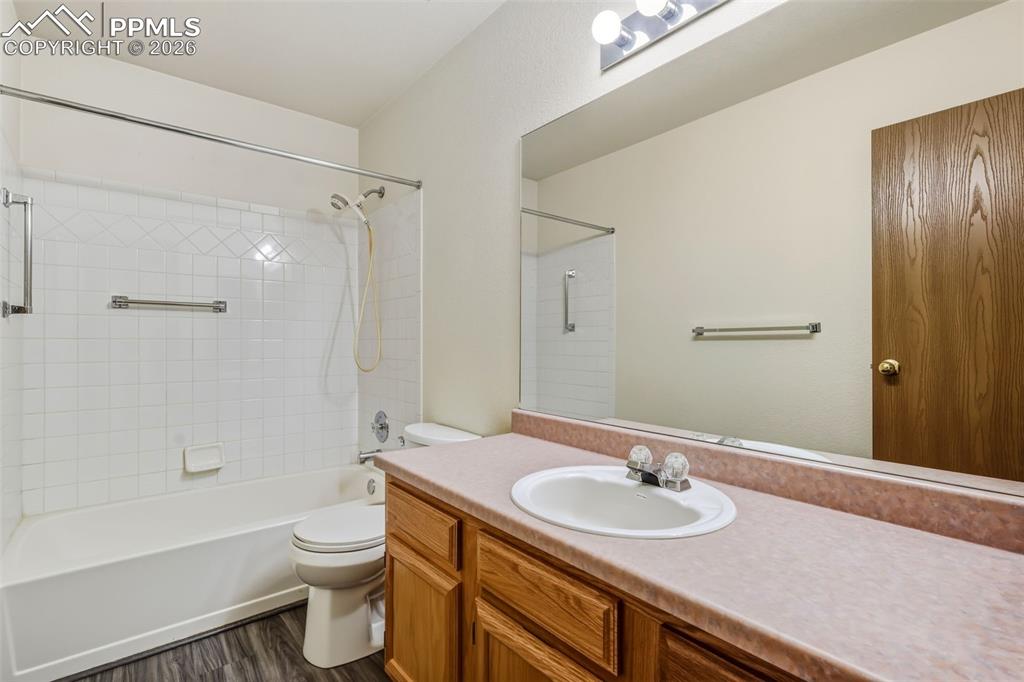 Image 20 of 27: Bathroom