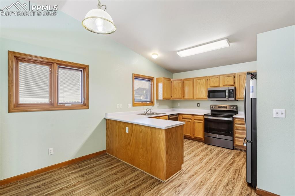 Image 9 of 27: Kitchen