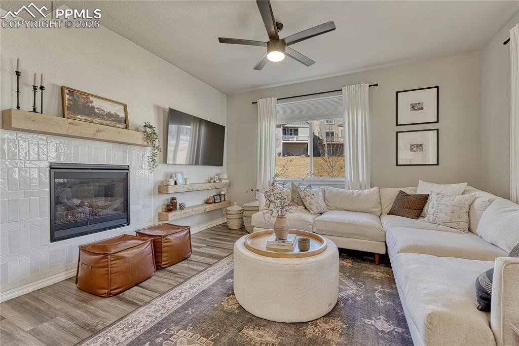 Image 14 of 50: Living Room