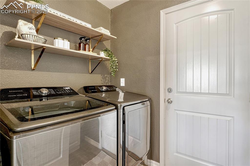 Image 17 of 50: Laundry