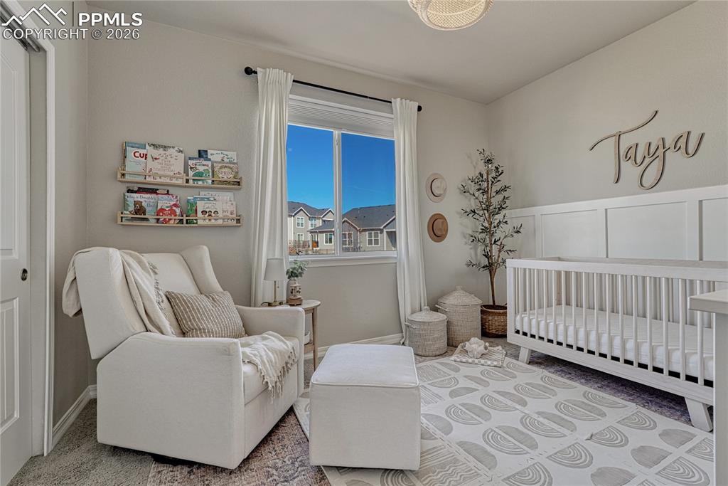 Image 19 of 50: Bedroom