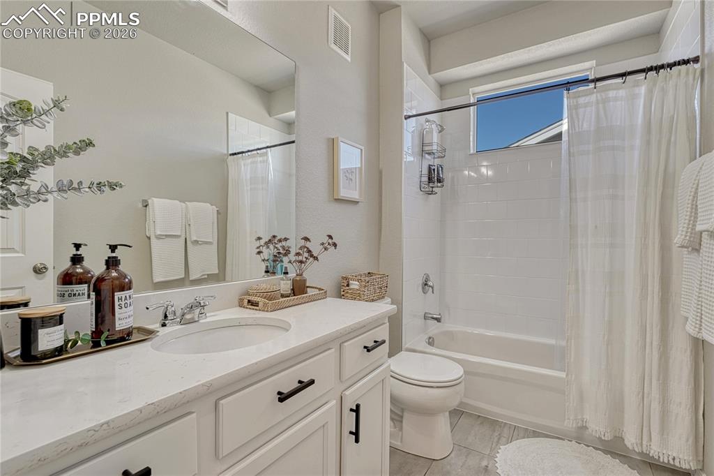 Image 21 of 50: Bathroom