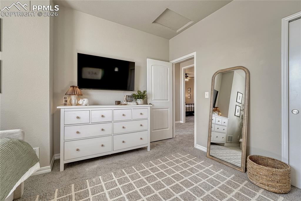 Image 26 of 50: Bedroom