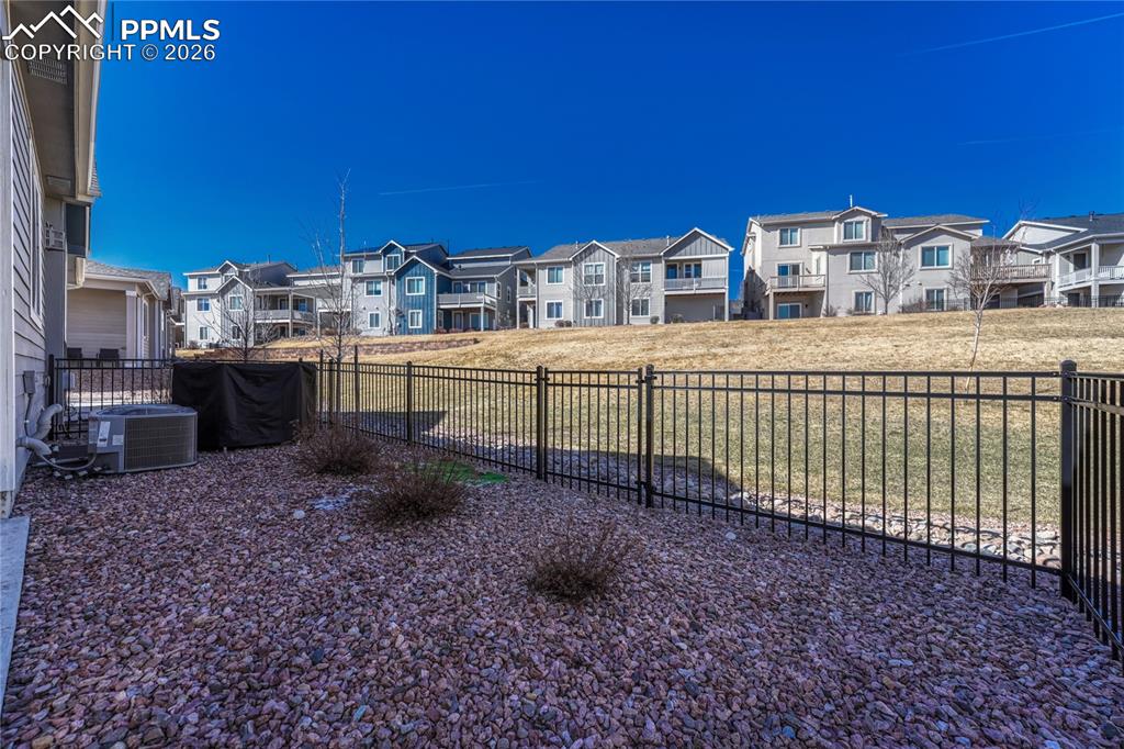 Image 37 of 50: Yard