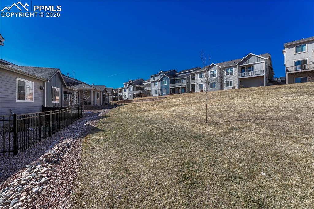 Image 43 of 50: Yard