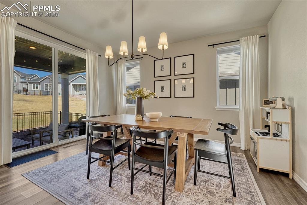 Image 5 of 50: Dining Area