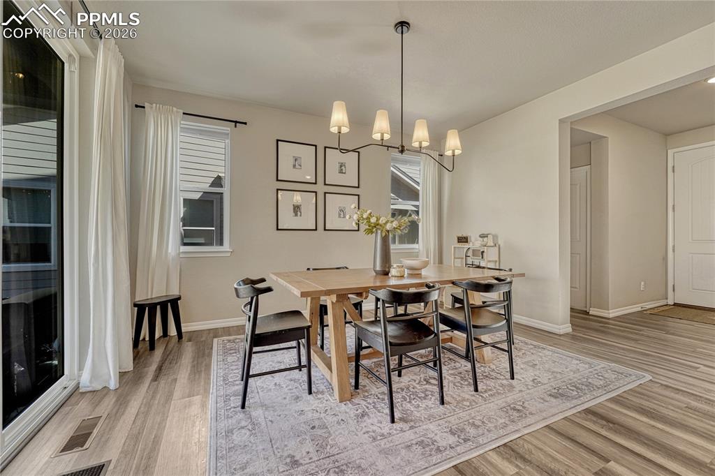 Image 6 of 50: Dining Area