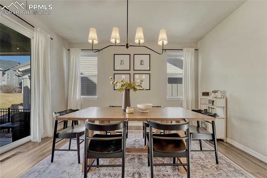 Image 7 of 50: Dining Area