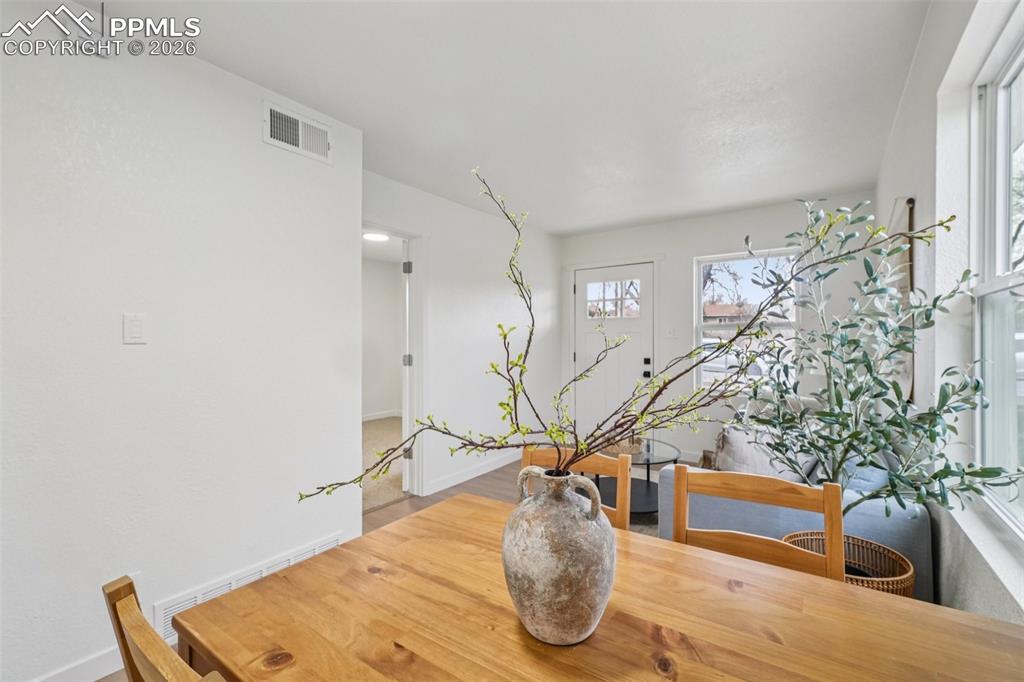 Image 10 of 25: Dining Area