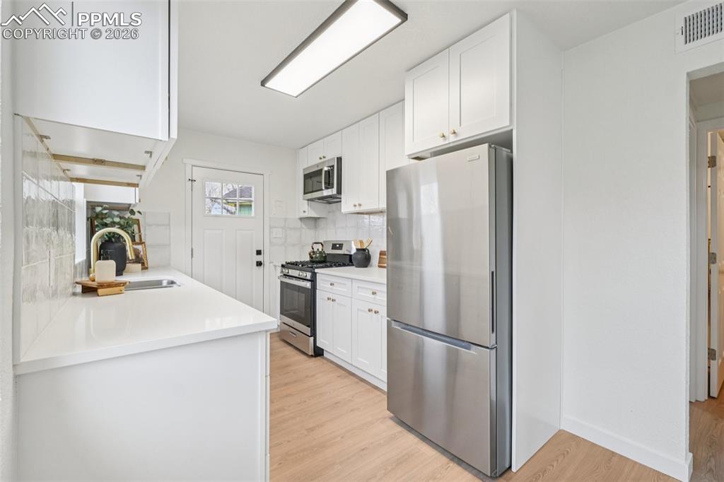 Image 11 of 25: Kitchen