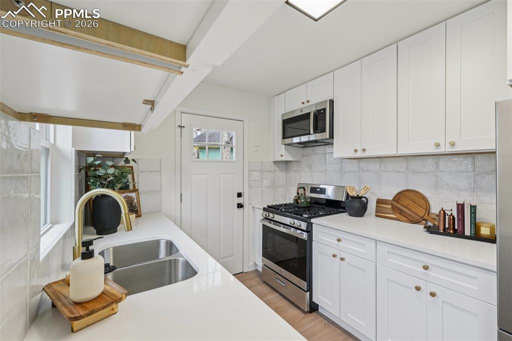 Image 12 of 25: Kitchen