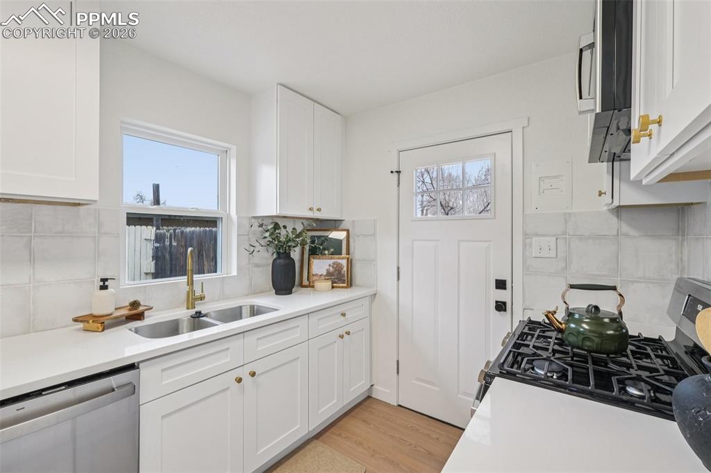 Image 13 of 25: Kitchen