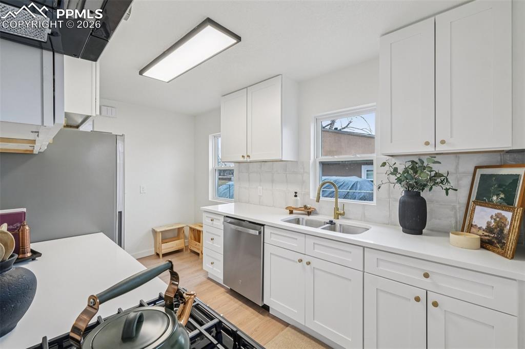 Image 14 of 25: Kitchen