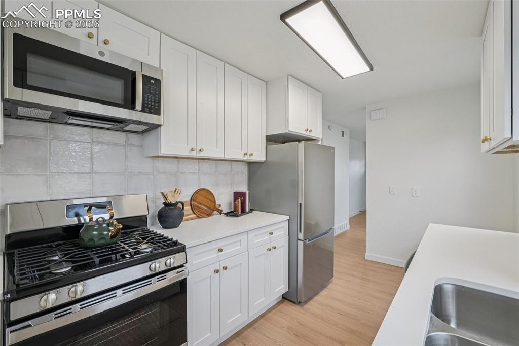 Image 15 of 25: Kitchen