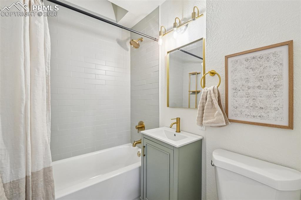 Image 16 of 25: Bathroom