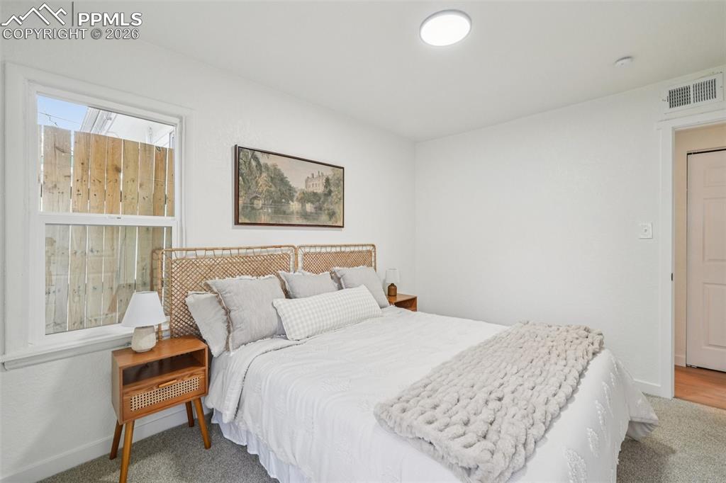 Image 18 of 25: Bedroom