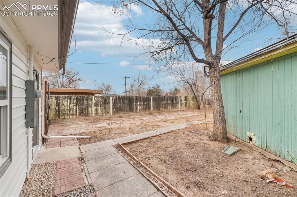 Image 21 of 25: Yard