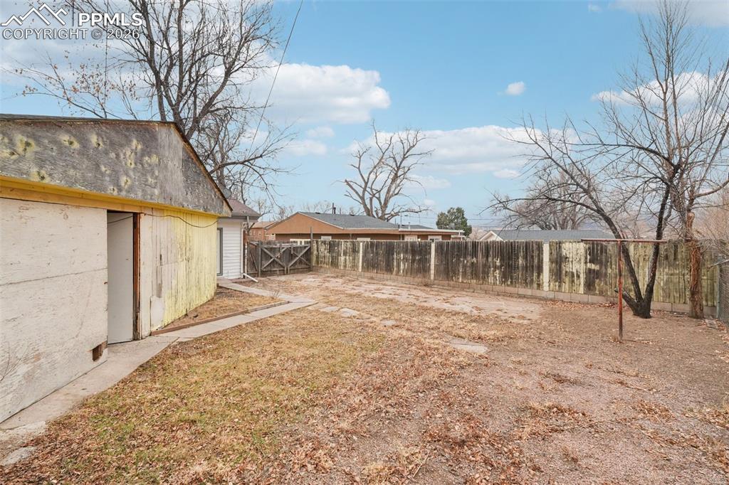 Image 24 of 25: Yard