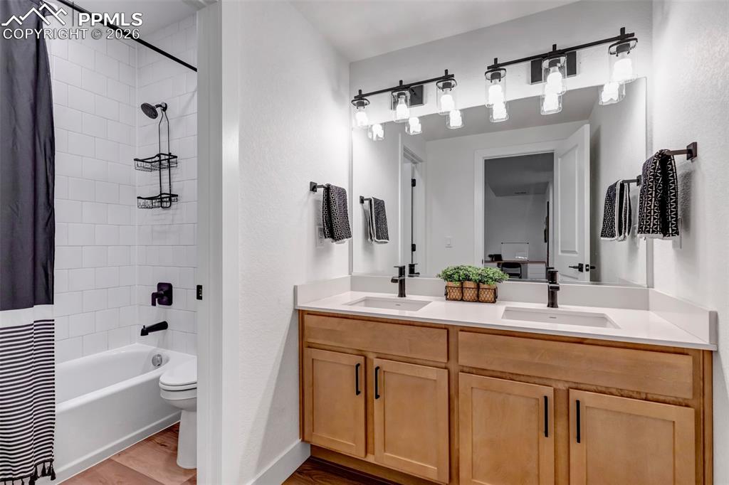 Image 32 of 43: Bathroom