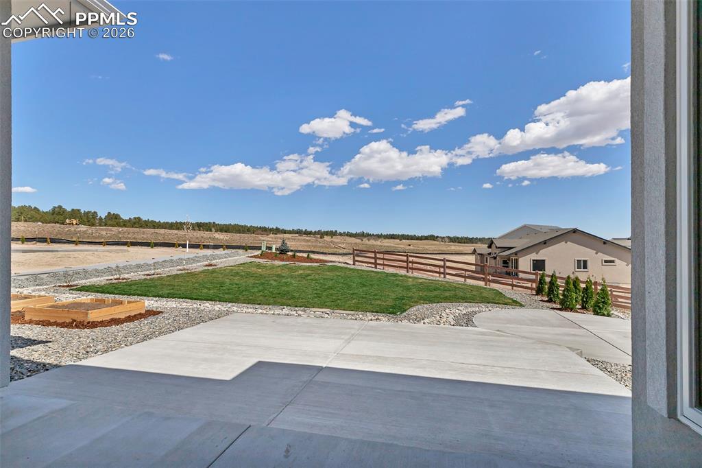 Image 39 of 43: Yard