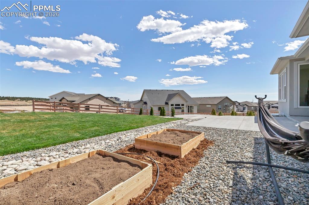 Image 41 of 43: Yard