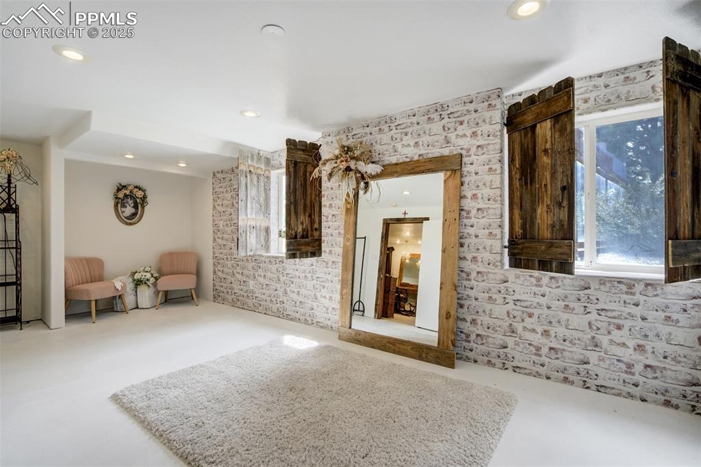 Image 23 of 50: Community lobby with recessed lighting