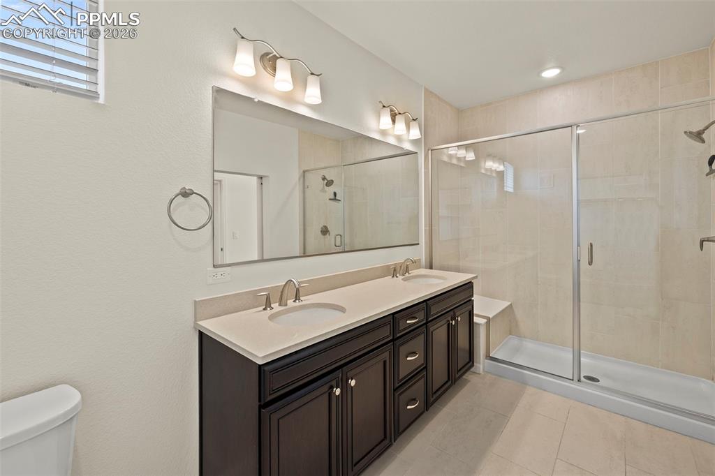 Image 11 of 33: Bathroom