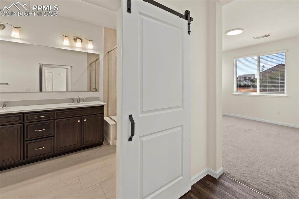 Image 13 of 33: Bathroom