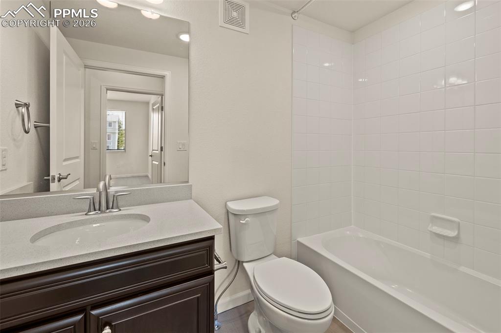 Image 15 of 33: Bathroom