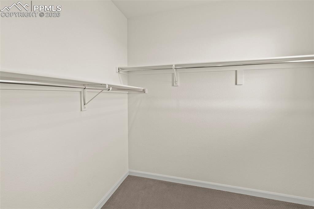 Image 32 of 33: Closet