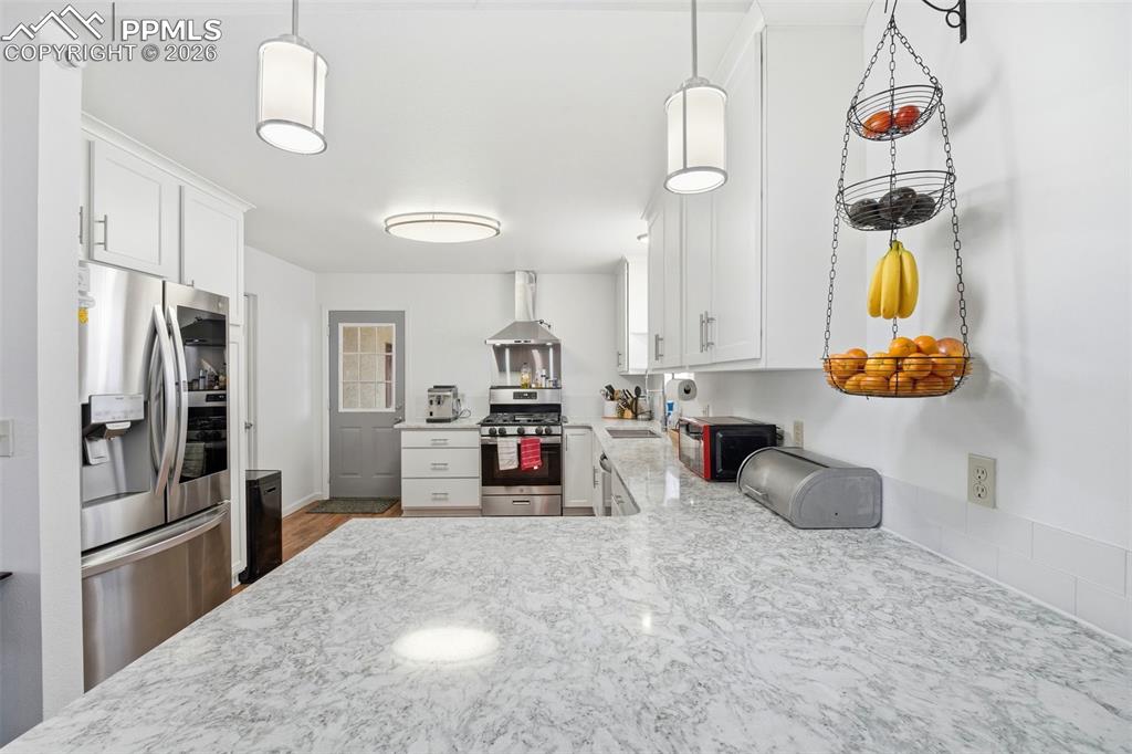 Image 10 of 41: Kitchen