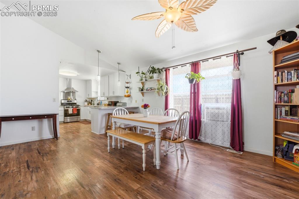 Image 14 of 41: Dining Area