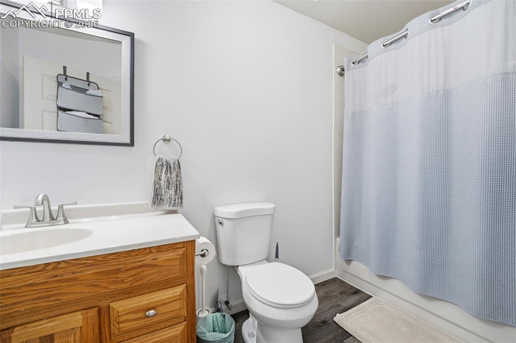 Image 17 of 41: Bathroom