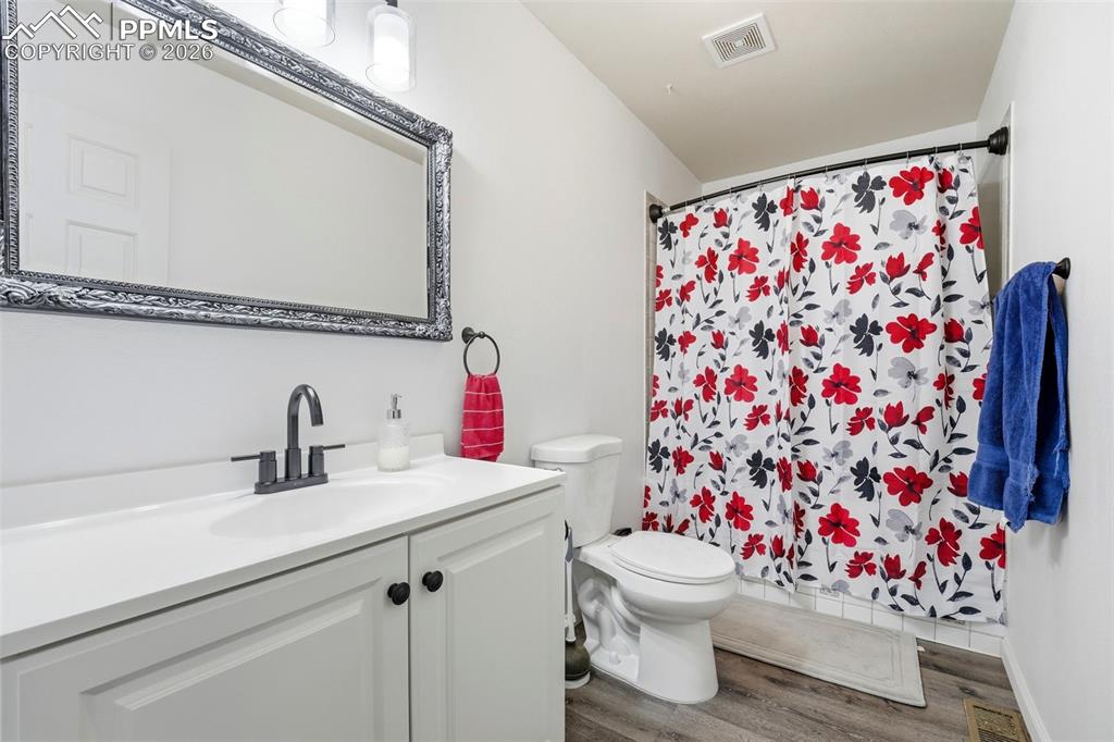 Image 22 of 41: Bathroom