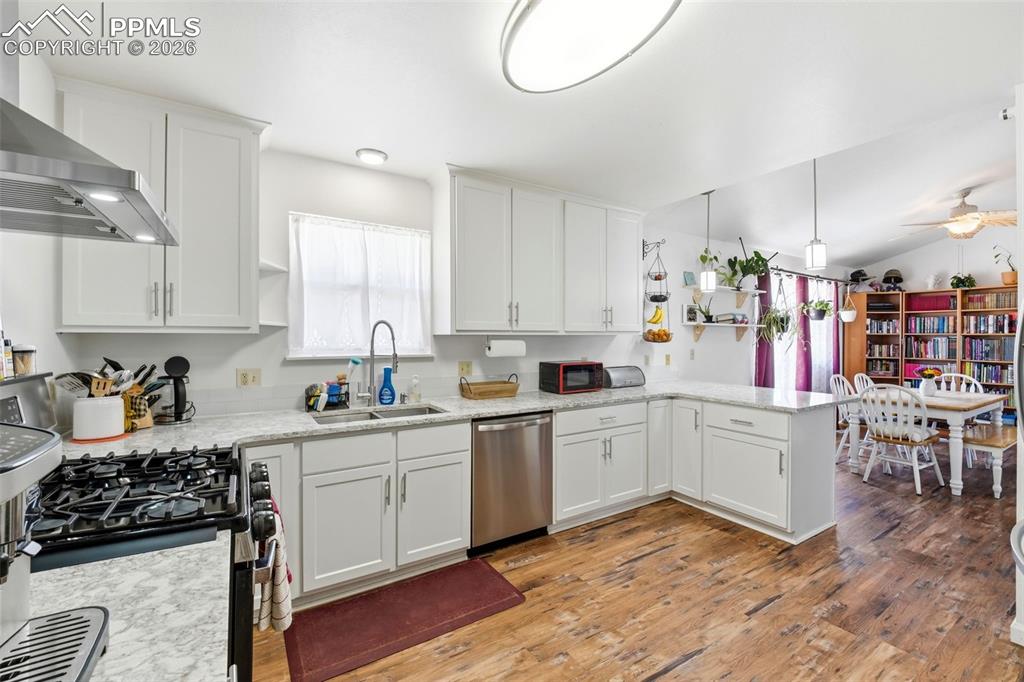 Image 7 of 41: Kitchen