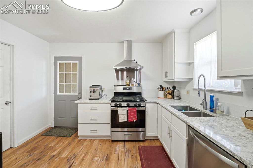 Image 8 of 41: Kitchen