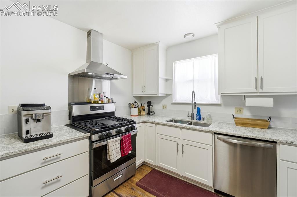 Image 9 of 41: Kitchen