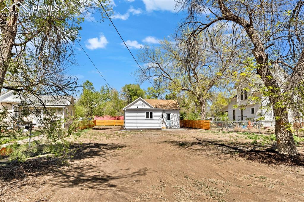 Image 19 of 22: Yard