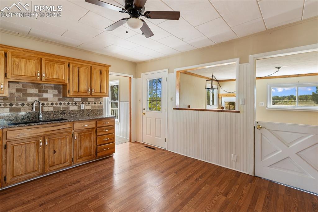 Image 13 of 45: Kitchen