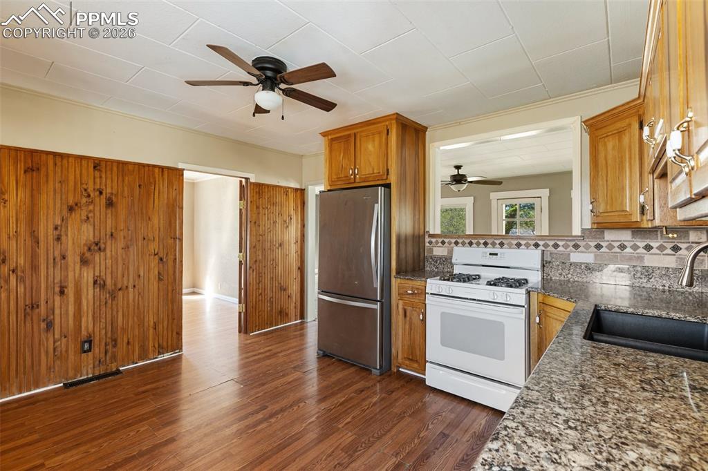 Image 14 of 45: Kitchen