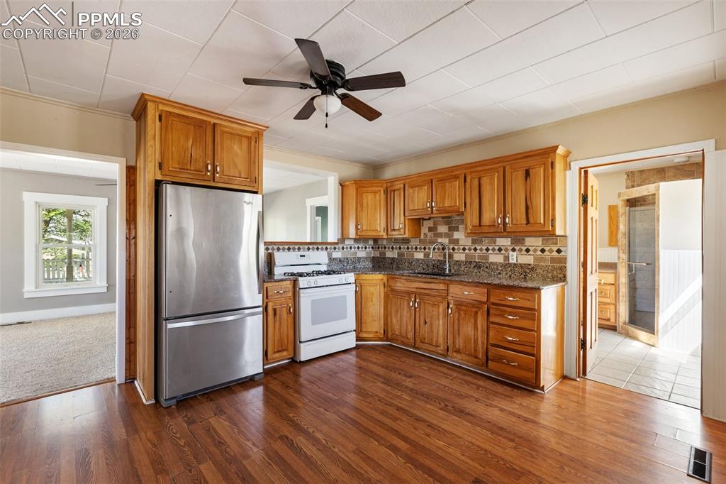 Image 15 of 45: Kitchen