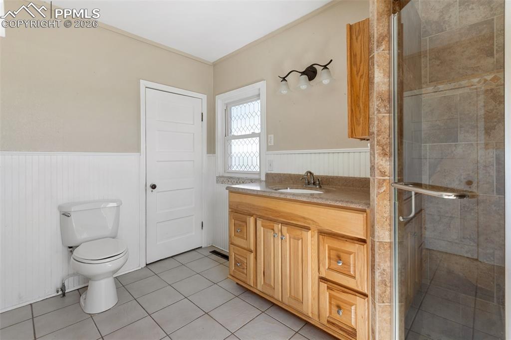 Image 16 of 45: Bathroom