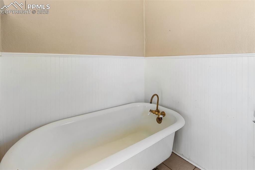 Image 17 of 45: Bathroom