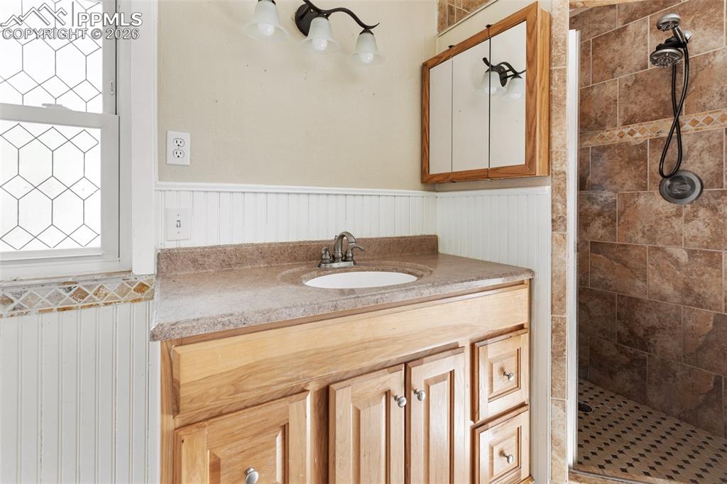 Image 18 of 45: Bathroom