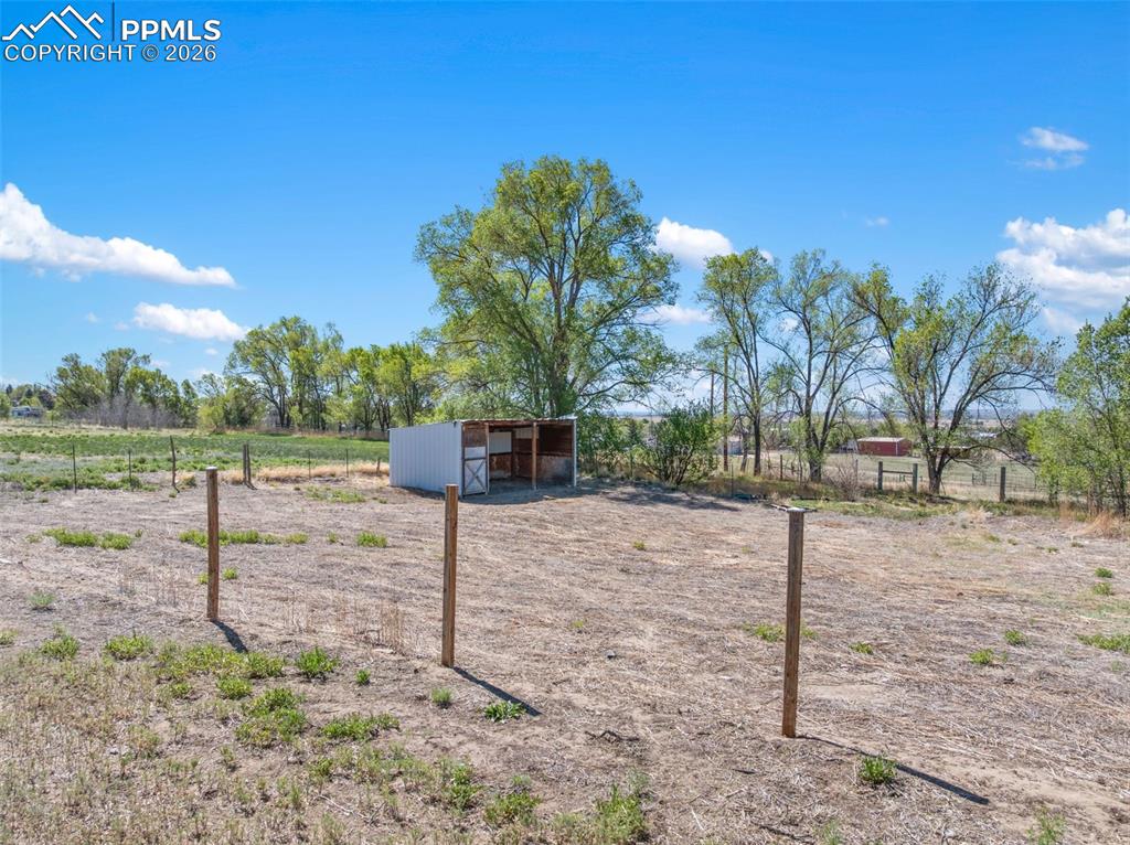 Image 37 of 45: Yard